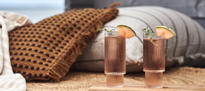 Refrescantes bebidas veraniegas: prueba una refrescante y sabrosa bebida de melón servida en un moderno vaso largo Ripple de Ferm Living.