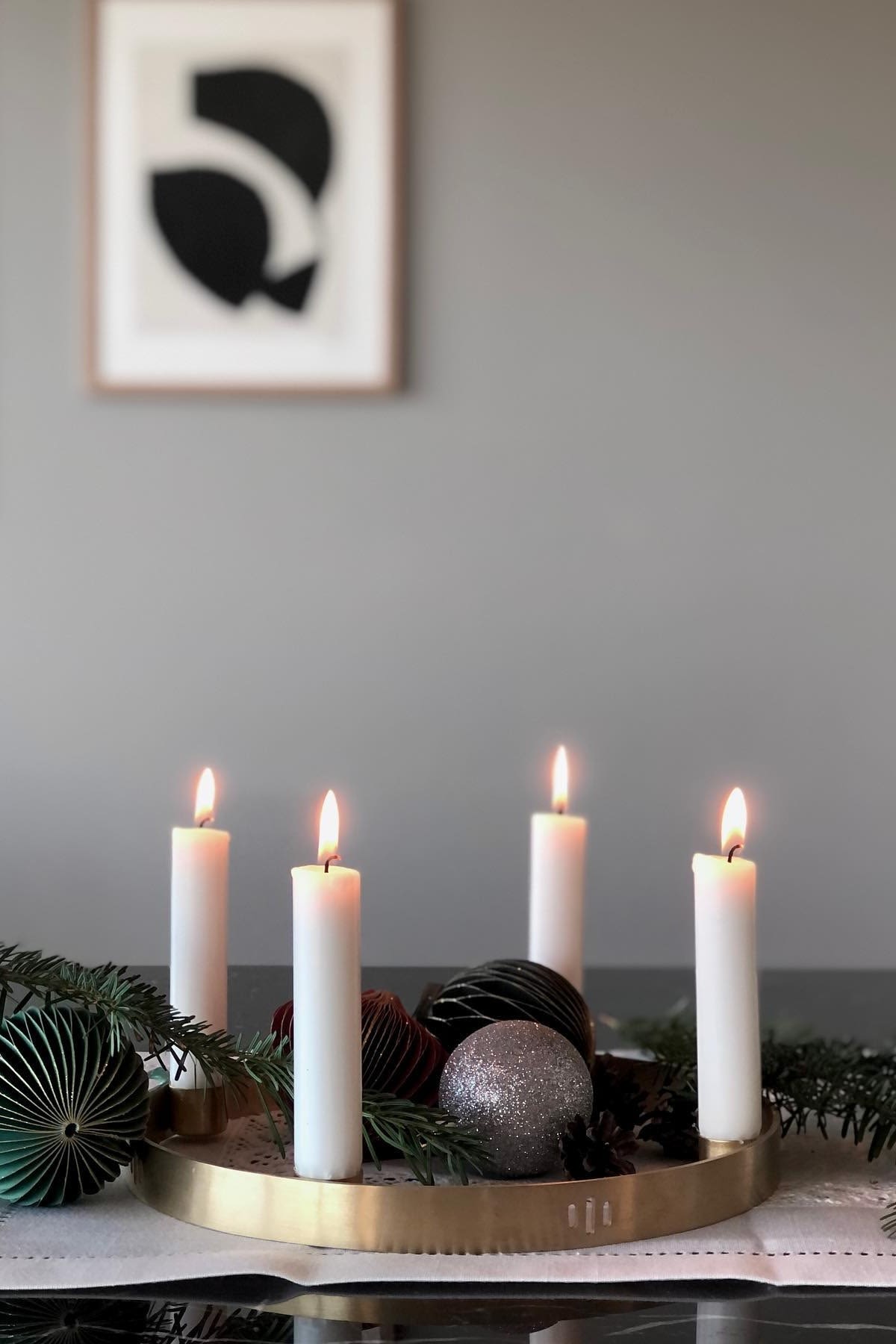 Inspírate con bonitos candelabros de adviento para la Navidad: aquí ves el elegante y festivo candelabro de adviento Circle en oro de Ferm Living.