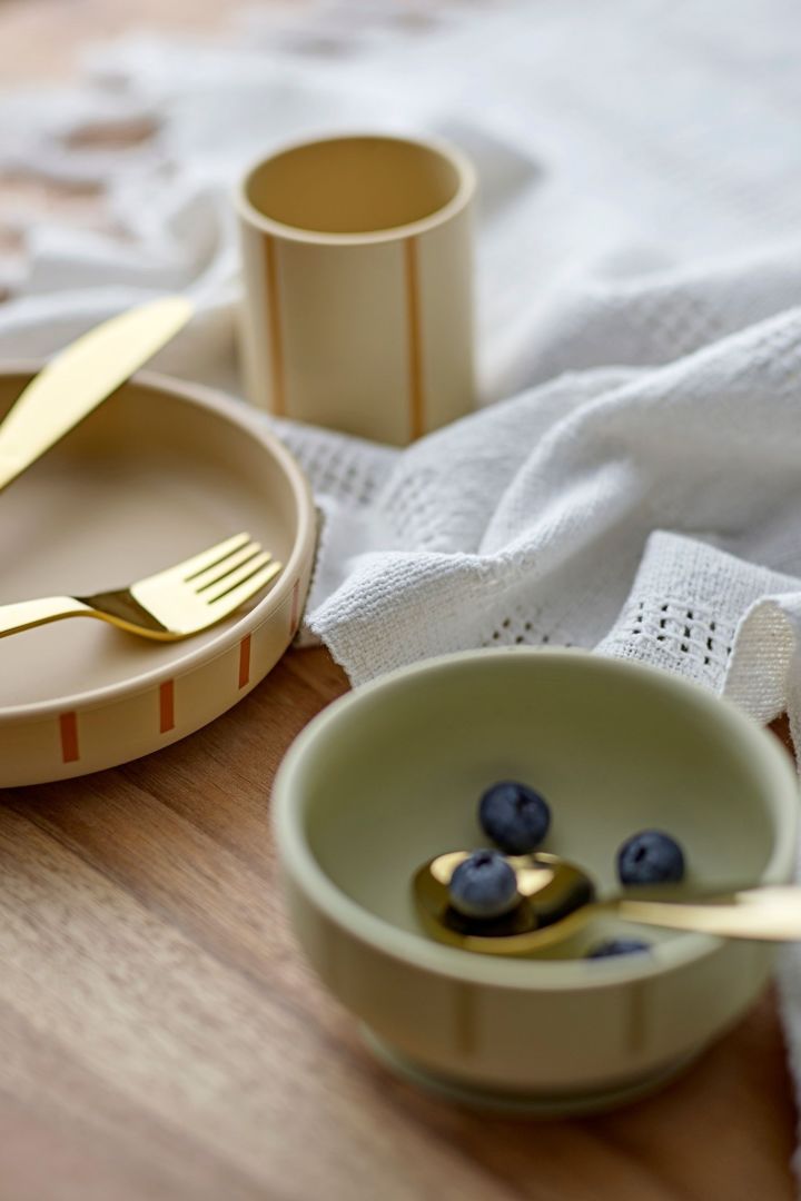 La vajilla infantil Levi de Bloomingville se compone de plato, bol y taza, que están fabricados en silicona y tienen ventosas en la parte inferior para evitar que el plato y el bol se deslicen durante las comidas, lo que convierte a este set en un estupendo regalo para baby shower.