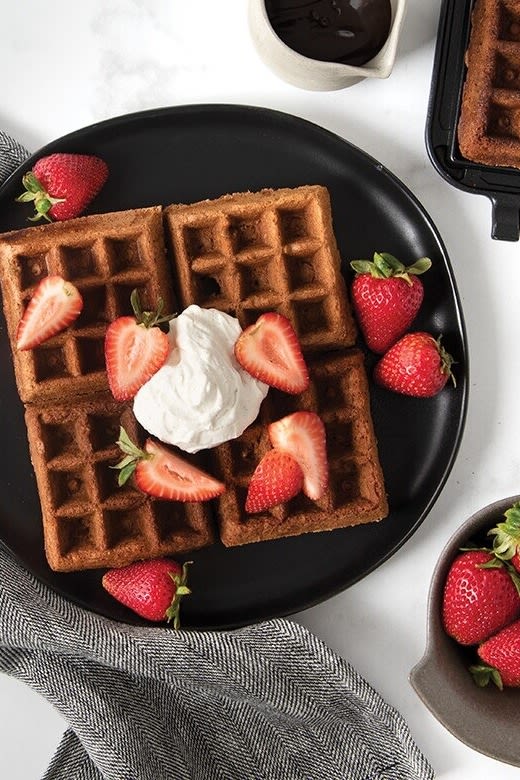 San Valentín en casa: hornea gofres belgas con chocolate, fresas y nata para tu pareja por San Valentín.