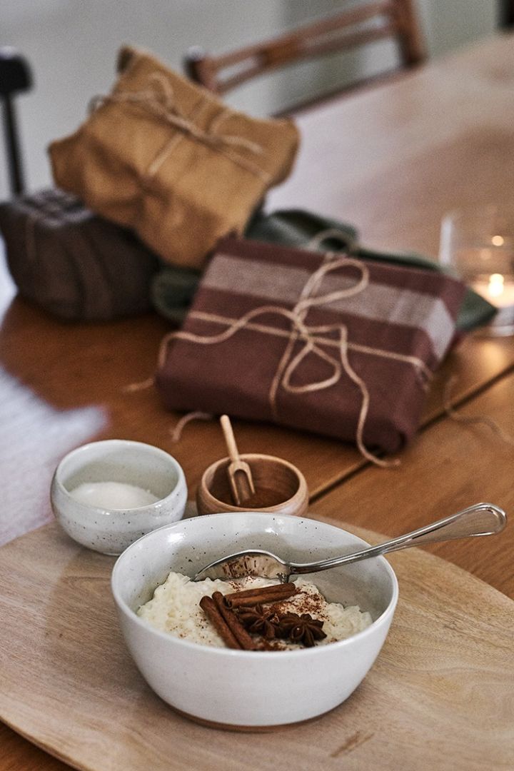 Un arroz con leche navideño se sirve en la mesa en un tazón rústico.