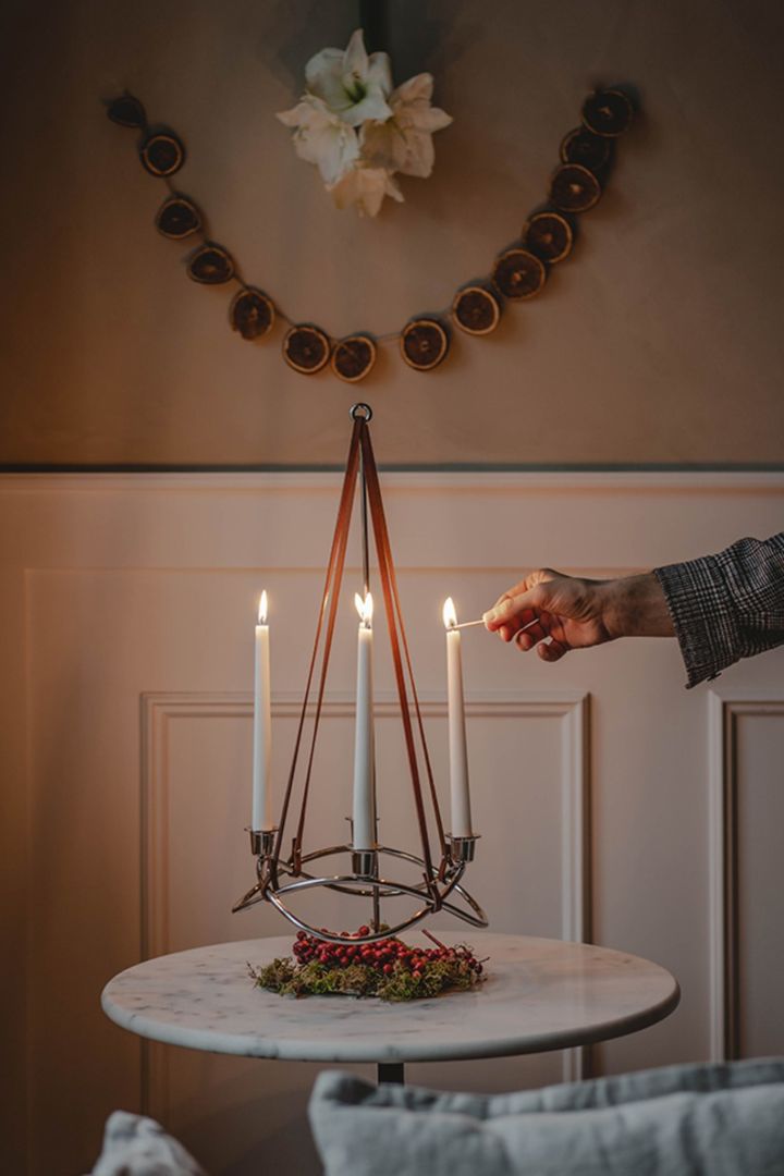 Cómo decorar con adornos navideños tradicionales escandinavos: el candelabro Season de Georg Jensen es una adorno elegante y moderno para la mesa navideña.