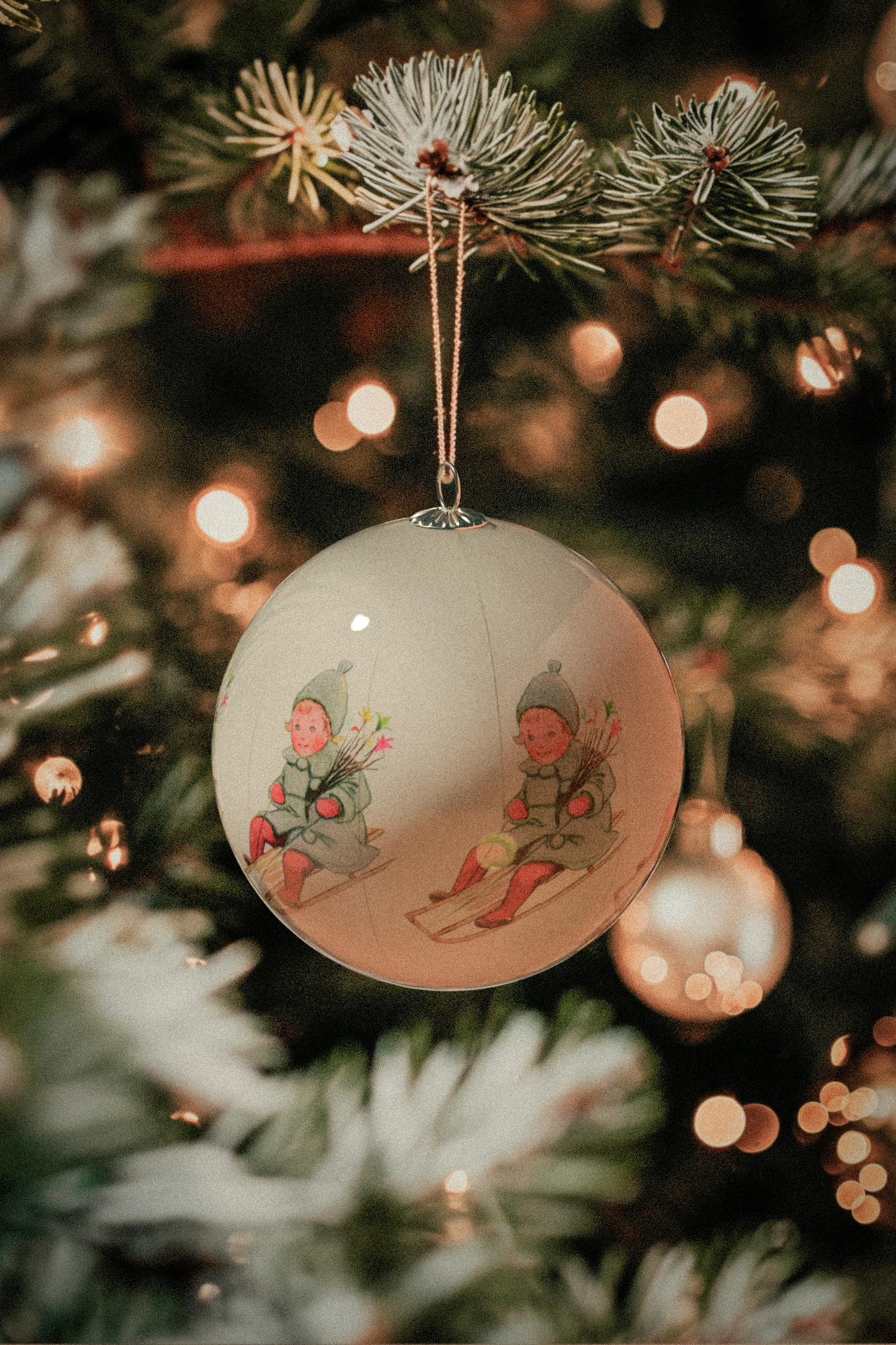 Decorar el árbol de Navidad es también una parte esencial de las celebraciones navideñas suecas, así como de nuestro cuento de Navidad sueco. Aquí puedes ver uno de los adornos para el árbol de Navidad con motivos de Elsa Beskow, de Design House Stockholm.