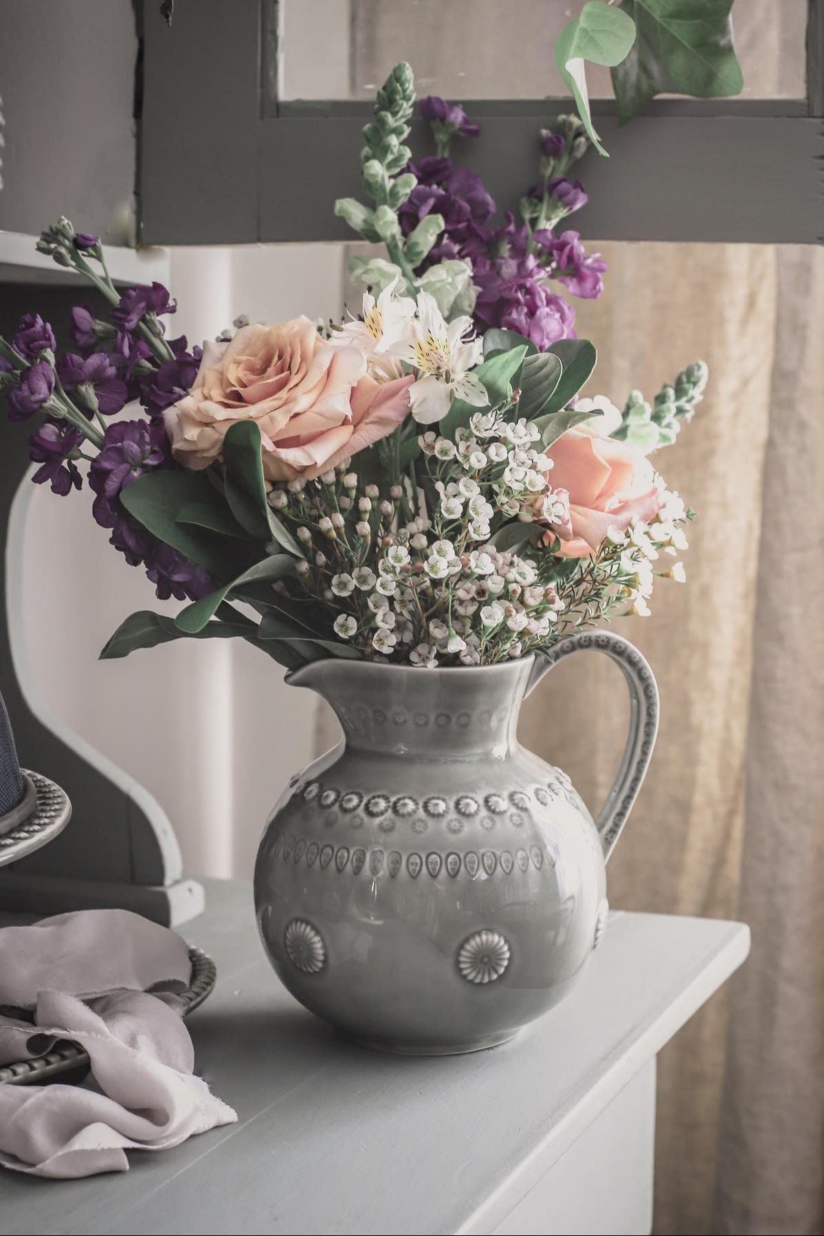 Boho y otros estilos de interior: coloca flores de colores pastel en una maceta como esta de PotteryJo, como hace la usuaria de Instagram @bellalulu.interiors, para conseguir un look romántico y rústico.