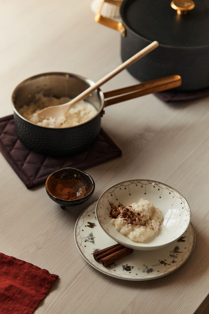 Cosas del estilo de vida escandinavo que necesitas probar este invierno: ¡Tomtegröt servido en la porcelana navideña de Wik & Walsoe!