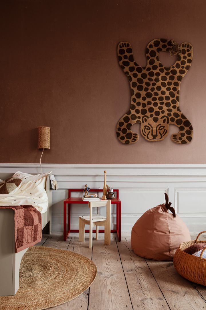 Otro mueble muy popular para decorar la habitación infantil es el puf, perfecto para momentos acogedores y al mismo tiempo un detalle decorativo. Aquí el puf Pear en color dusty rose de Ferm Living.