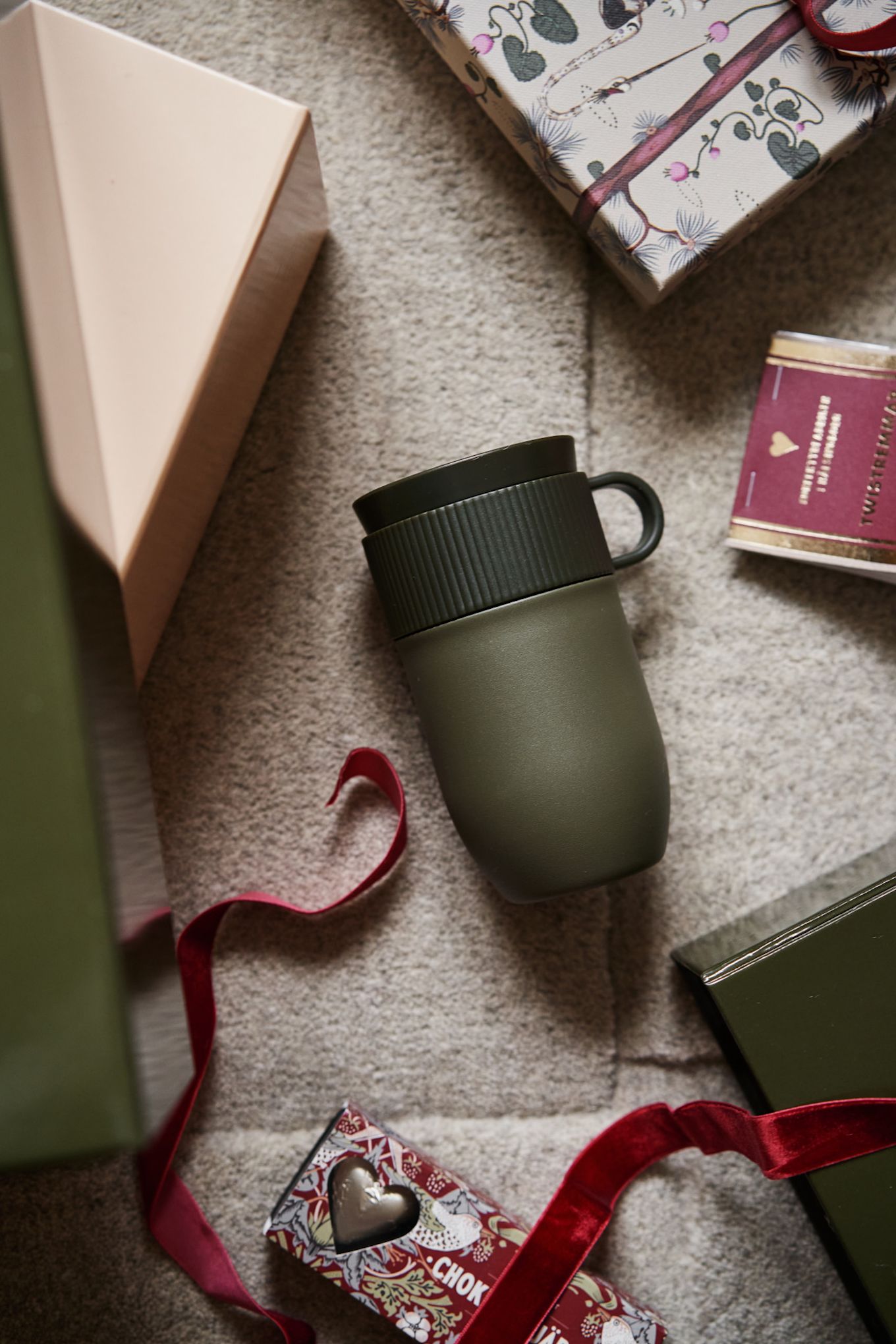 El elegante y moderno decantador Ripple con vaso bajo a juego de vidrio transparente de Ferm Living es uno de nuestros 20 consejos para regalos de Navidad para aquellos que están en el último minuto. Foto: @b.wohnbar.