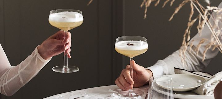 5 recetas de cócteles festivos para año nuevo - bebidas de flor de saúco en copa de cóctel Iittala Essence.