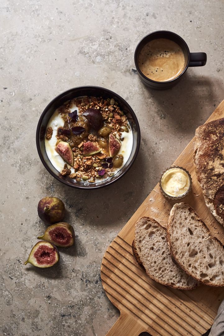 El cuenco NJRD Lines en marrón con muesli, pan de molde y una taza de café. 