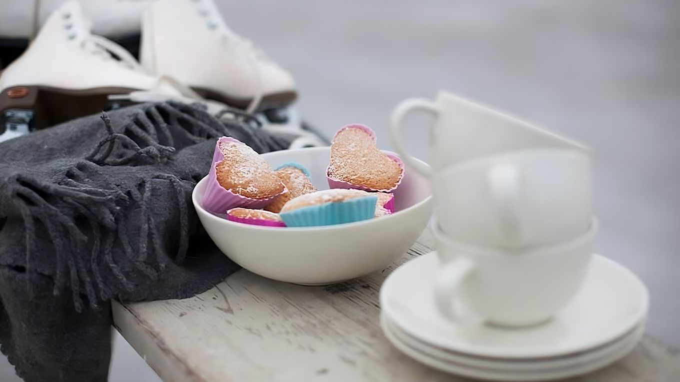 Un picnic invernal es una actividad típicamente escandinava. ¡Pero no olvides los patines y el pastel!