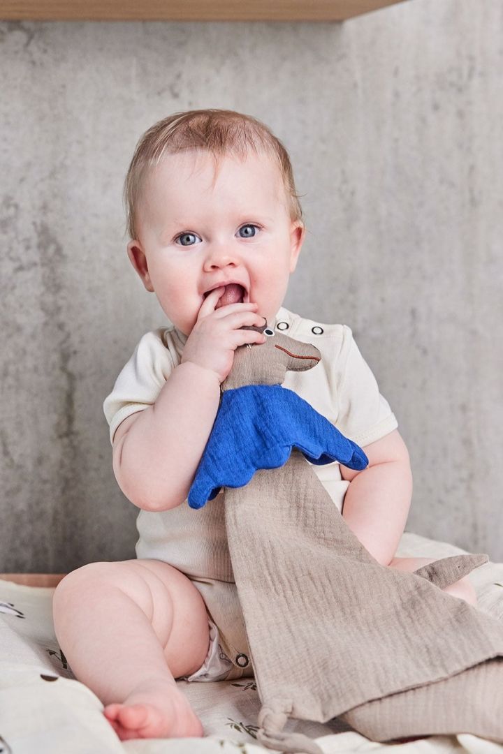 La manta snuffle Hunsi Dog de OYOY también se puede utilizar como peluche gracias a la cabeza de perro, lo que la convierte en un regalo versátil para baby showers.