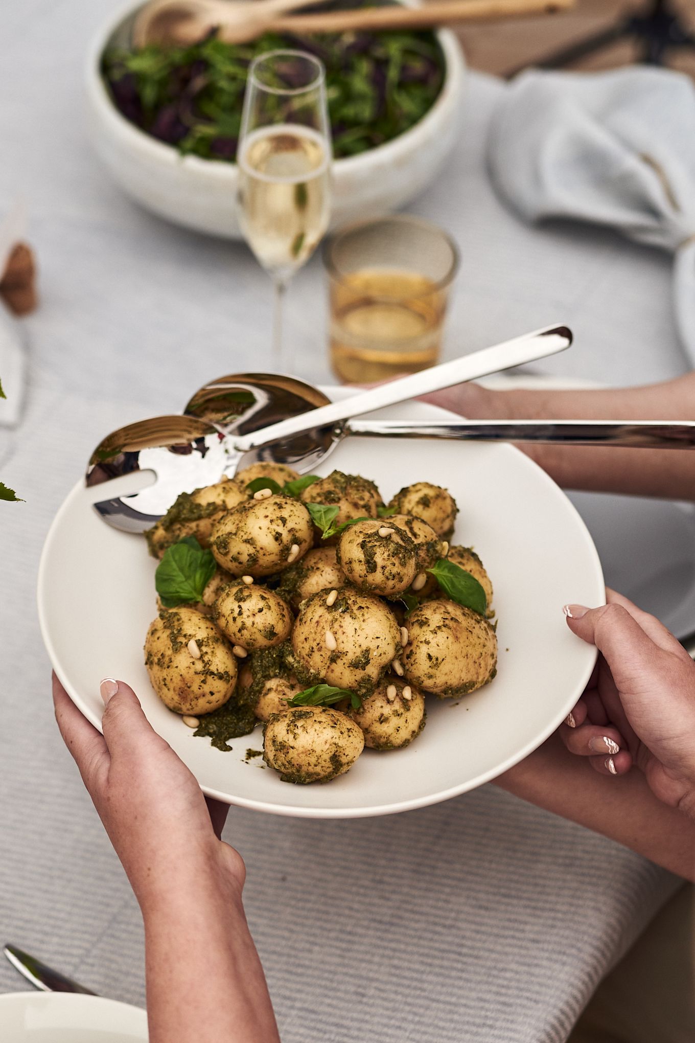 Sirve una deliciosa ensalada de patatas al pesto como ésta en tu próxima fiesta en el
jardín.