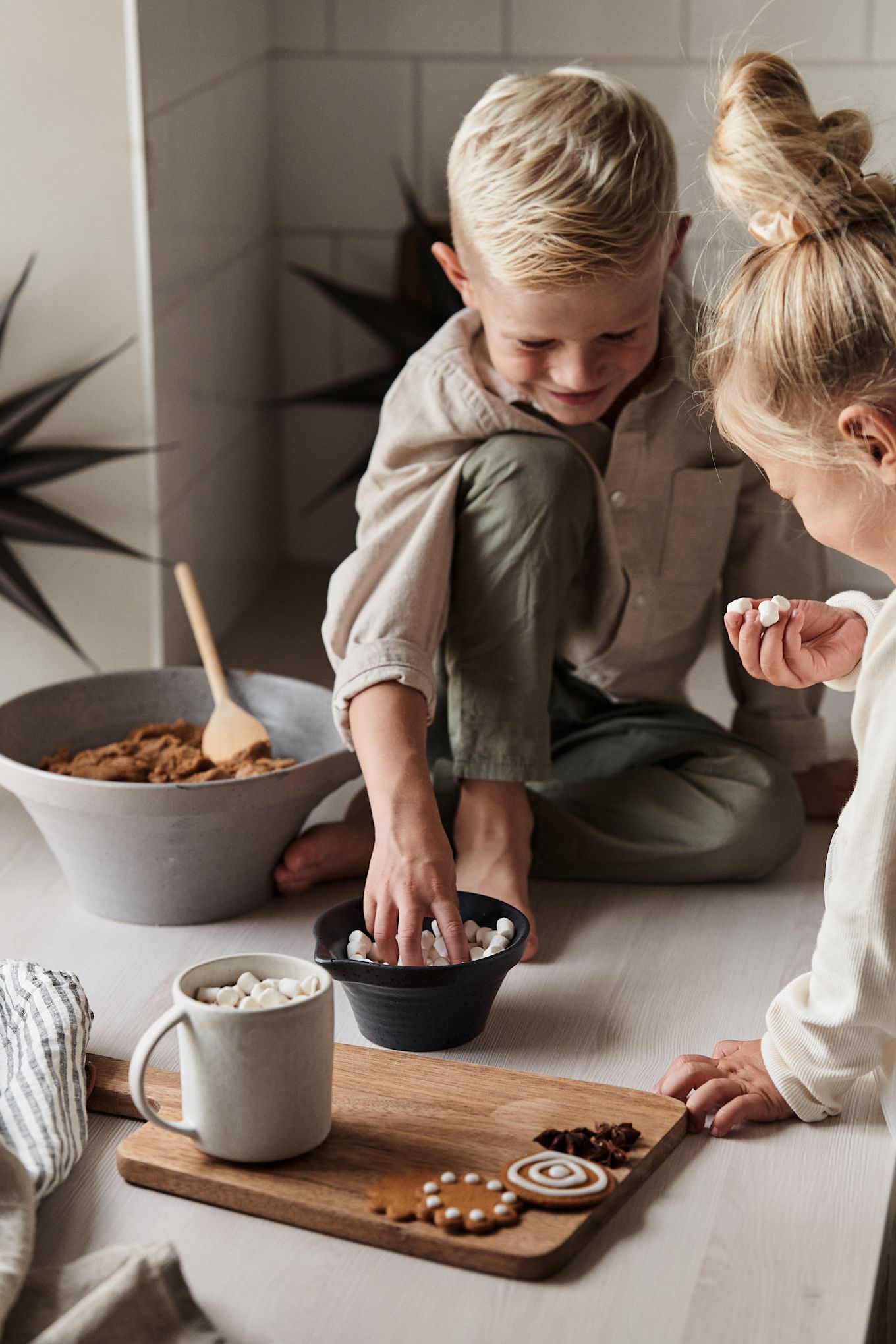 Cosas del estilo de vida escandinavo para probar este invierno: ¡Prepara chocolate caliente con los peques!