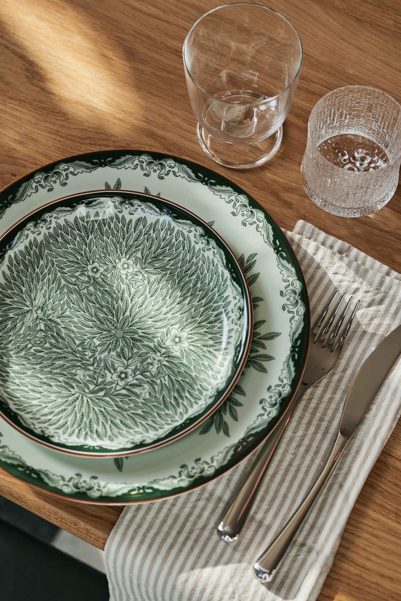 Aquí puedes ver la nueva Ostindia Floris en verde desde arriba en una idea de decoración de mesa en verde al estilo de un restaurante.