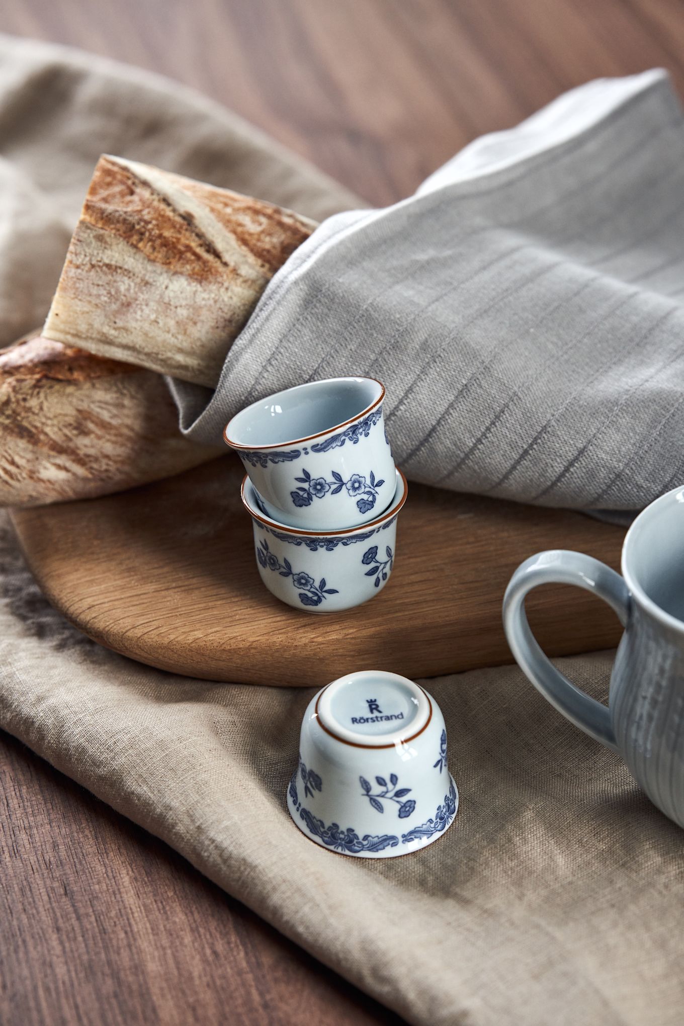 Las bonitas copas para huevos de Ostindia, Rörstrand, son perfectas para la mesa del desayuno. 