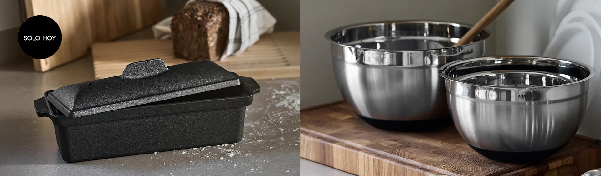 Molde de pan negro con tapa y pan artesanal, y dos cuencos de acero inoxidable sobre tabla de madera. Etiqueta 'SOLO HOY'.
