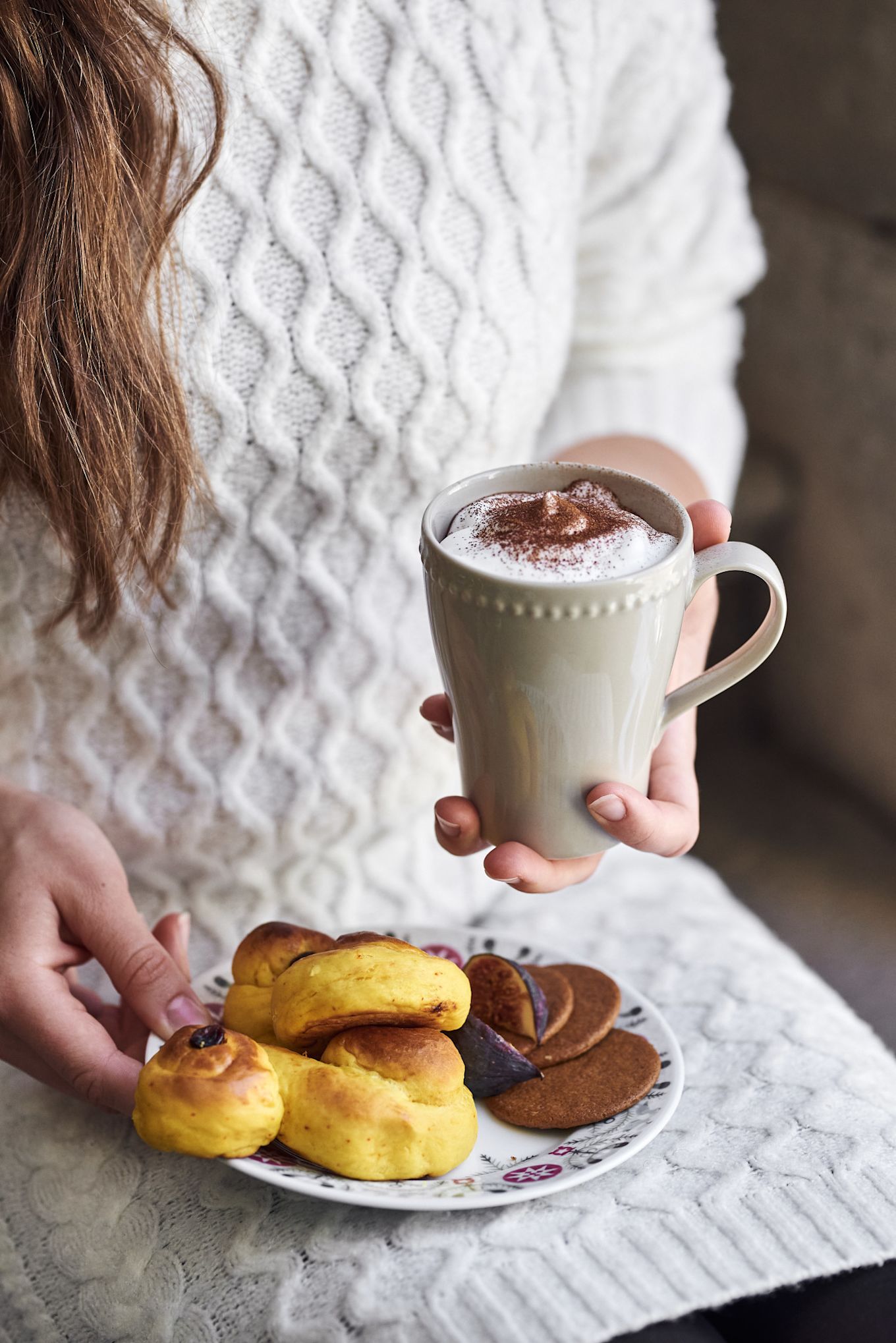 Sirve los tradicionales lussekatter en platos Swedish Grace Winter de Rörstrand y disfruta de una taza de chocolate caliente en una taza Dots de Scandi Living.