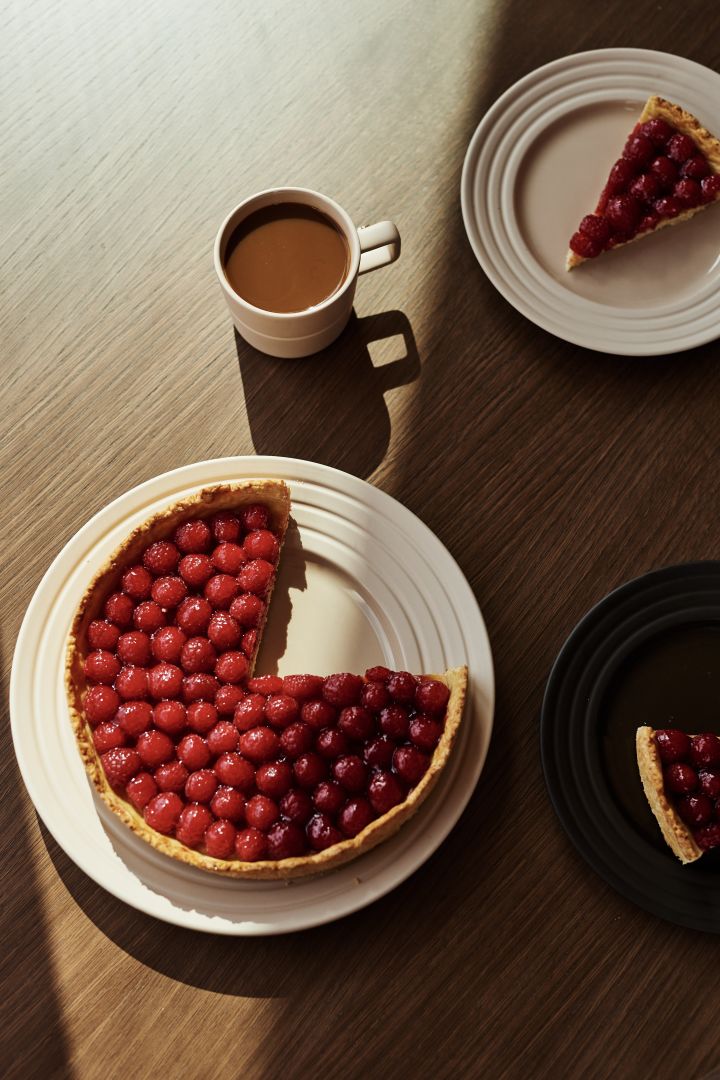 El plato de líneas NJRD en beige con una tarta de cerezas y una taza de café. 