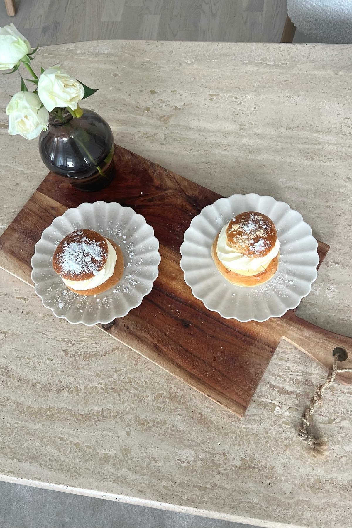 Los semlor son un pastel sueco popular para la merienda o fika. Aquí puedes ver los semlor de @wanessahome en platos blancos Oyster de Mateus.