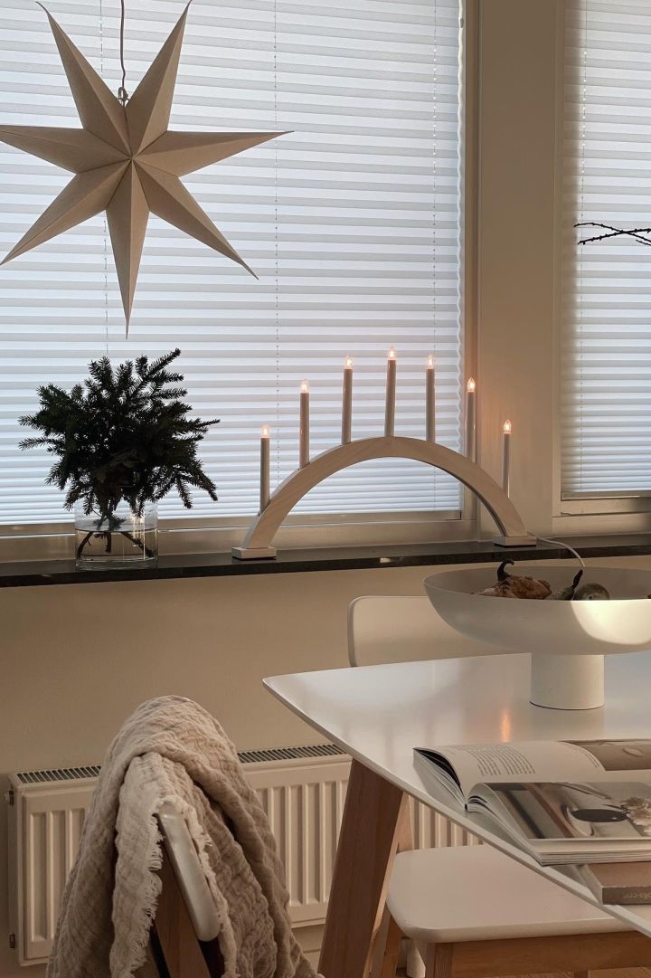 Aquí puedes ver una sencilla decoración escandinava del alféizar de la ventana para Navidad. @myyjapandihomee ha colgado una estrella de Adviento Bare de Scandi Living en la ventana y ha decorado el alféizar con abetos verdes y el portavelas de Adviento Sky de Scandi Living.