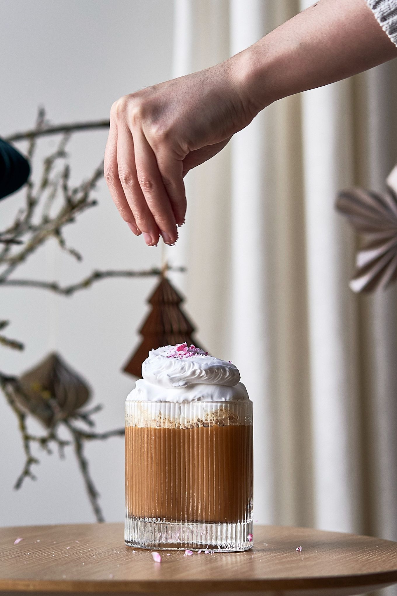 Ofrece un sencillo trago navideño con café y crema batida, decorado con caramelo triturado como guarnición en un vaso Ripe de Muubs.